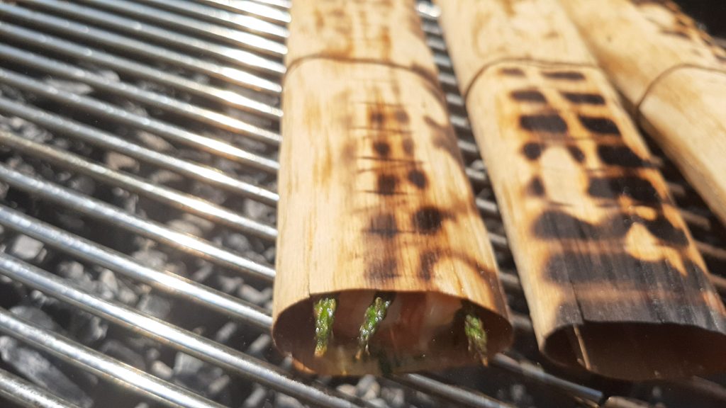 Brochetas de cola de gambón con wood wraps de haya legua.